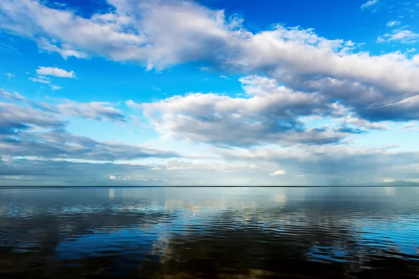 Морское синее небо спокойное море на рассвете в Тринидаде и Тобаго . — стоковое фото