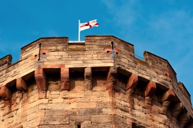 Ortaçağ Kalesi kulenin bir Kutbu üstte İngiliz bayrağı