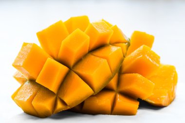 Mango dilimlenmiş yemeye hazır cilt organik sağlıklı sulu taze snack