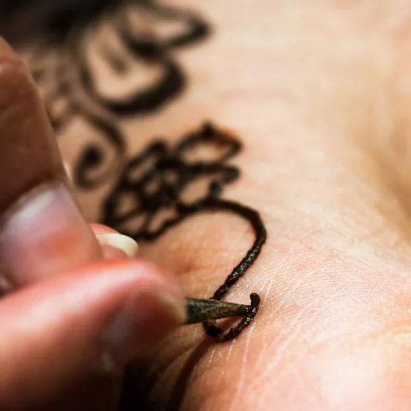 Desenho de tatuagem de hena com corante de ervas no pé design floral composição quadrada macro closeup — Fotografia de Stock