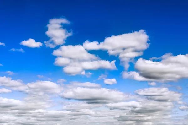 Blue sky and white clouds background spread across the frame — Stock Photo, Image