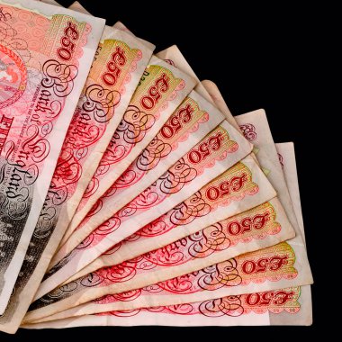 Elli pound Sterlini banknotlar dışarı Fanlı yol siyah arka plan kare kırpma ile