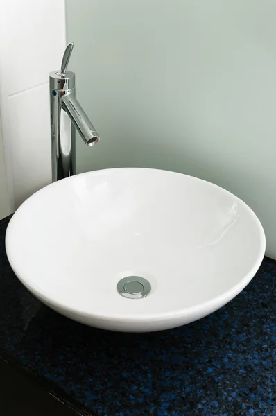 Fürdőszoba mosogató modern mosdó fehér kerámia króm csap tiszta Jogdíjmentes Stock Fotók