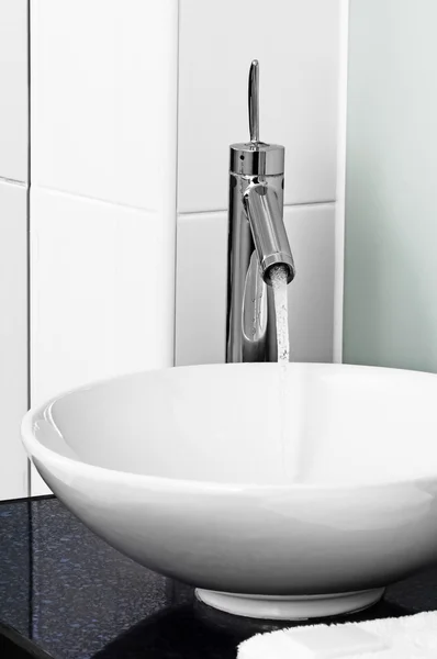 Banyo modern çağdaş stilish lavabo Lavabo Bataryası dokunun seramik su — Stok fotoğraf