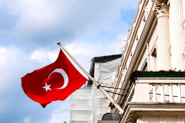 Türk bayrağı Londra dış Büyükelçiliği balkonundan sallayarak ön girişi açık havada görüntülemek