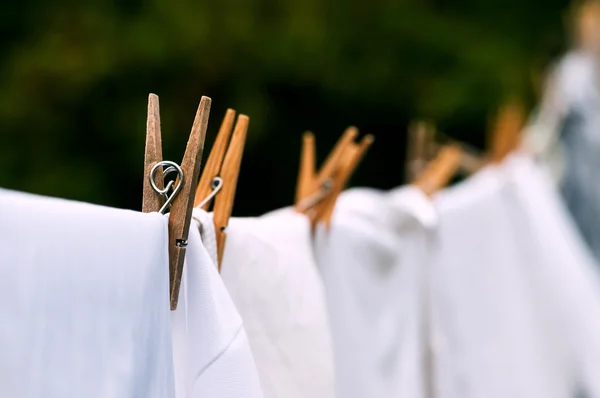 Umweltfreundliche Waschlinie weiße Wäsche trocknen im Freien — Stockfoto