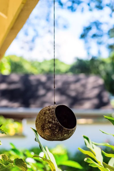 Pájaro animal alimentador nido al aire libre colgando de una cuerda desde el techo —  Fotos de Stock