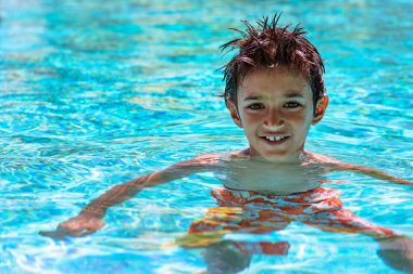 Çocuk çocuk çocuk Yüzme Havuzu portre mutlu eğlenceli içinde sekiz yaşında parlak gün