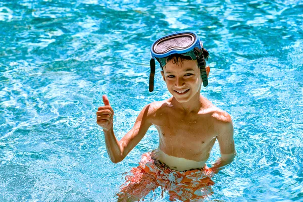 Fiú gyerek gyermek nyolc éves belső medence portré boldog szórakoztató fényes nap búvárkodás védőszemüveg thumbs up Stock Fotó