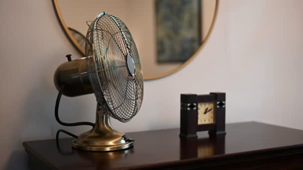 Ventilador Mesa Vintage Oscilante Cômoda Noite Com Relógio Espelho — Vídeo de Stock