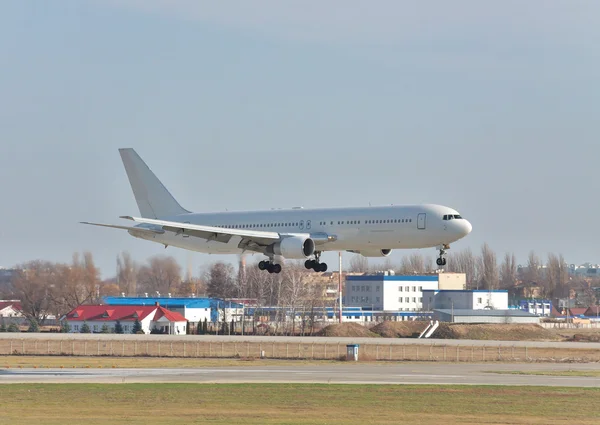 Avião de passageiros na aterragem final — Fotografia de Stock