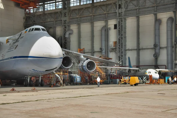 Antonov-124 Rusłan konserwacji — Zdjęcie stockowe