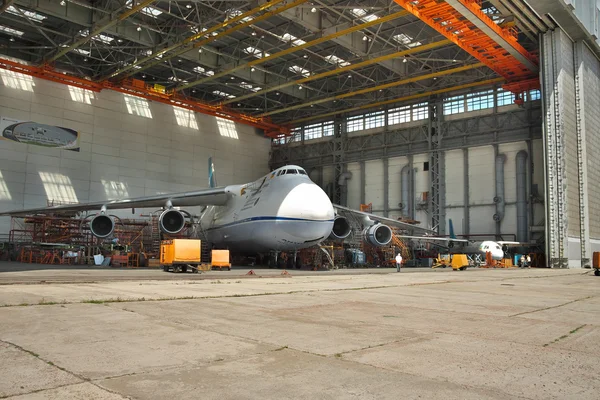 Antonov-124 Rusłan konserwacji — Zdjęcie stockowe