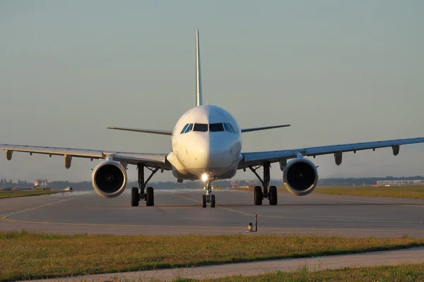 Avión de pasajeros al atardecer — Foto de Stock