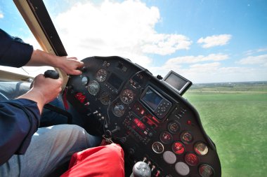 Küçük bir uçak uçan