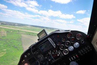 Küçük bir uçak uçan