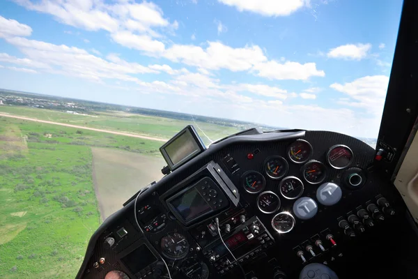 Küçük bir uçak uçan