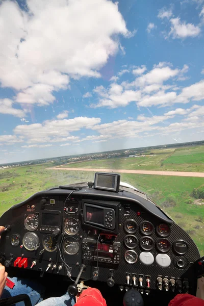 Küçük bir uçak uçan