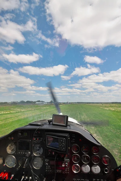 Kleinflugzeug landet — Stockfoto