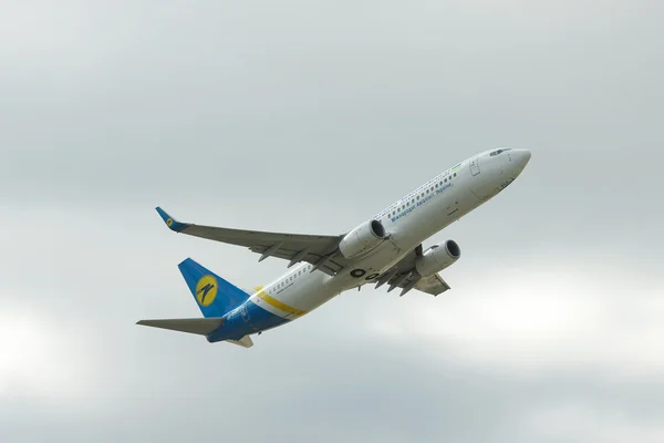 Ucrania internacional líneas aéreas Boeing 737-800 — Foto de Stock