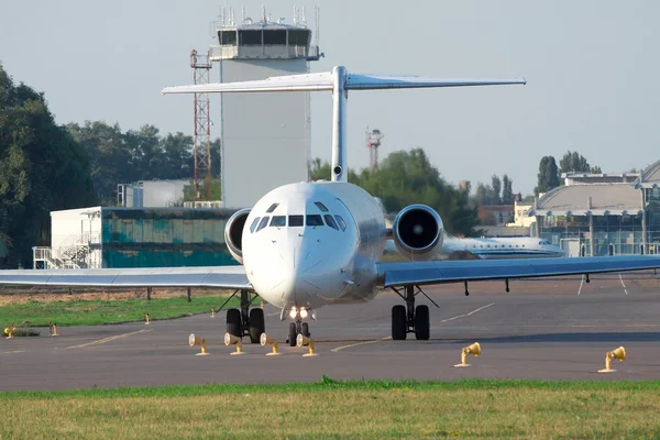 Avião branco de passageiros — Fotografia de Stock