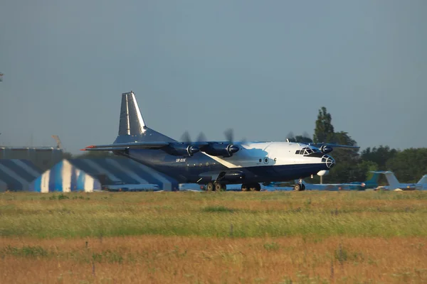 安东诺夫安-12 型货运飞机 — 图库照片