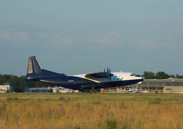 Antonov An-12 avion cargo — Photo