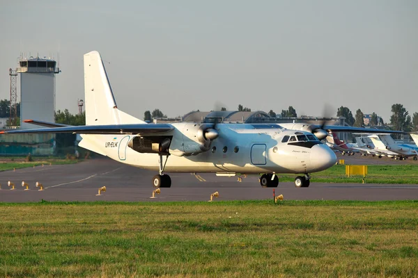Antonov An-24 yolcu uçağı — Stok fotoğraf