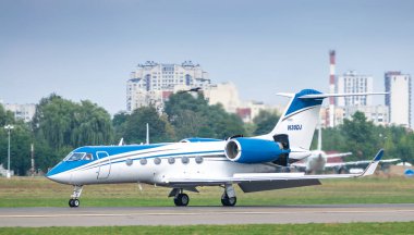 Kyiv, Ukrayna - 4 Eylül 2020: Gulfstream G-IV (SP) iş jeti havaalanına iniyor