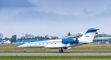 Kyiv, Ukrayna - 4 Eylül 2020: Gulfstream G-IV (SP) iş jeti havaalanına iniyor
