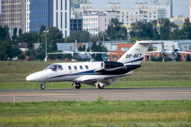 Kyiv, Ukrayna - 4 Eylül 2020: Cessna 525 CitationJet M2 havaalanına iniyor