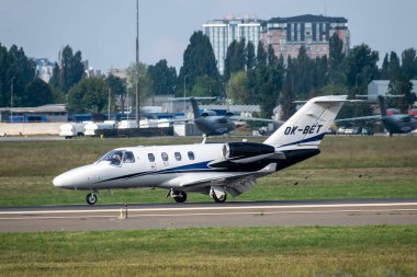 Kyiv, Ukrayna - 4 Eylül 2020: Cessna 525 CitationJet M2 havaalanına iniyor