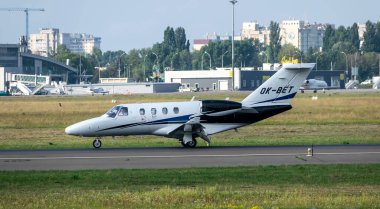 Kyiv, Ukrayna - 4 Eylül 2020: Cessna 525 CitationJet M2 havaalanına iniyor