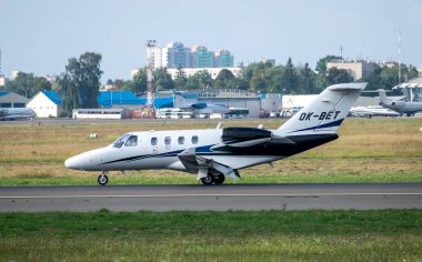 Kyiv, Ukrayna - 4 Eylül 2020: Cessna 525 CitationJet M2 havaalanına iniyor