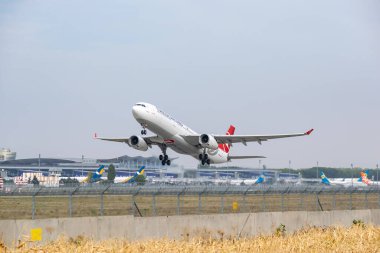 Boryspil, Ukrayna - 25 Eylül 2020: Türk Havayolları Airbus A330-300 havaalanından kalkıyor