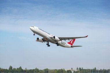 Boryspil, Ukrayna - 25 Eylül 2020: Türk Havayolları Airbus A330-300 havaalanından kalkıyor