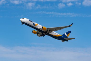 Boryspil, Ukrayna - 25 Eylül 2020: Azur Air Ukrayna Boeing 767-300 havaalanından kalkıyor