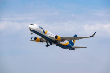 Boryspil, Ukrayna - 25 Eylül 2020: Azur Air Ukrayna Boeing 767-300 havaalanından kalkıyor