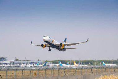 Boryspil, Ukrayna - 25 Eylül 2020: Azur Air Ukrayna Boeing 767-300 havaalanından kalkıyor