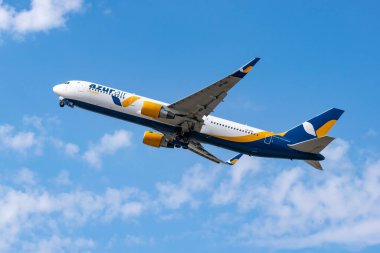Boryspil, Ukrayna - 25 Eylül 2020: Azur Air Ukrayna Boeing 767-300 havaalanından kalkıyor