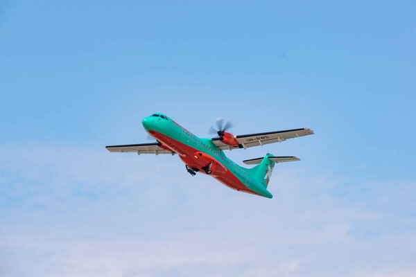 Борисполь, Украина - 25 сентября 2020 года: WindRose ATR-72-600 взлетает из аэропорта