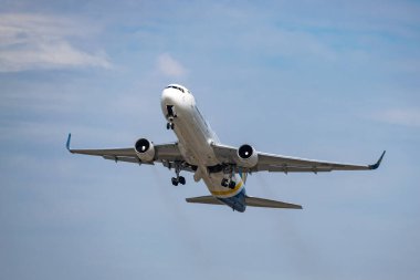 Boryspil, Ukrayna - 25 Eylül 2020: Boeing 767-300 havaalanından kalkıyor