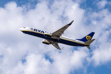 Boryspil, Ukrayna - 25 Eylül 2020: Ryanair Boeing 737-800 havaalanından kalkıyor