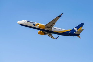 Boryspil, Ukrayna - 25 Eylül 2020: Azur Air Ukrayna Boeing 737-800 havaalanından kalkıyor