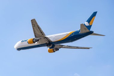 Boryspil, Ukrayna - 25 Eylül 2020: Azur Air Ukrayna Boeing 767-300 havaalanından kalkıyor