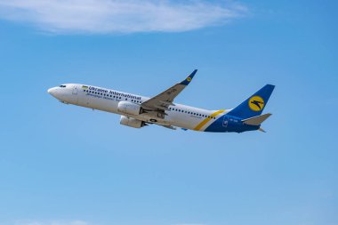 Boryspil, Ukrayna - 25 Eylül 2020: Ukrayna Uluslararası Havayolları Boeing 737-800 havaalanından kalkıyor