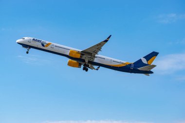 Boryspil, Ukrayna - 25 Eylül 2020: Azur Air Ukrayna Boeing 757-300 havaalanından kalkıyor