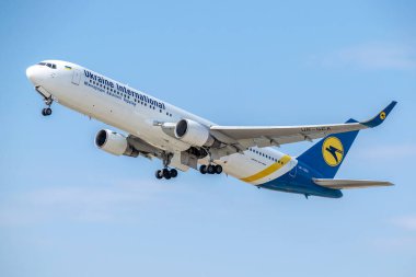 Boryspil, Ukrayna - 25 Eylül 2020: Ukrayna Uluslararası Havayolları Boeing 767-300 havaalanından kalkıyor