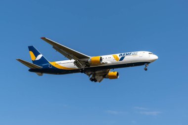 Boryspil, Ukrayna - 25 Eylül 2020: Azur Air Ukrayna Boeing 767-300ER havaalanına iniyor