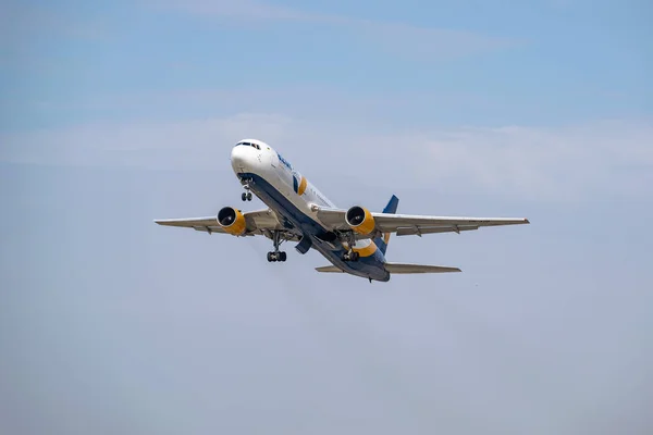 ウクライナのボリスピル 2020年9月25日 アズール航空ウクライナボーイング767 300は空港から離陸しています — ストック写真